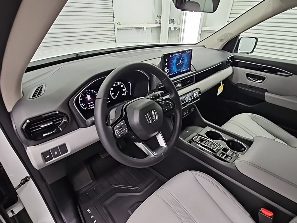 New 2025 Honda Pilot Touring image 11