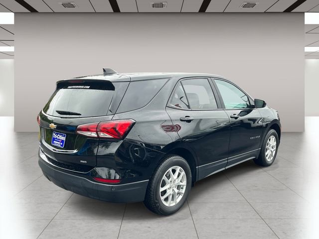Used 2023 Chevrolet Equinox LS w/ LS Convenience Package AWD/4WD image 3