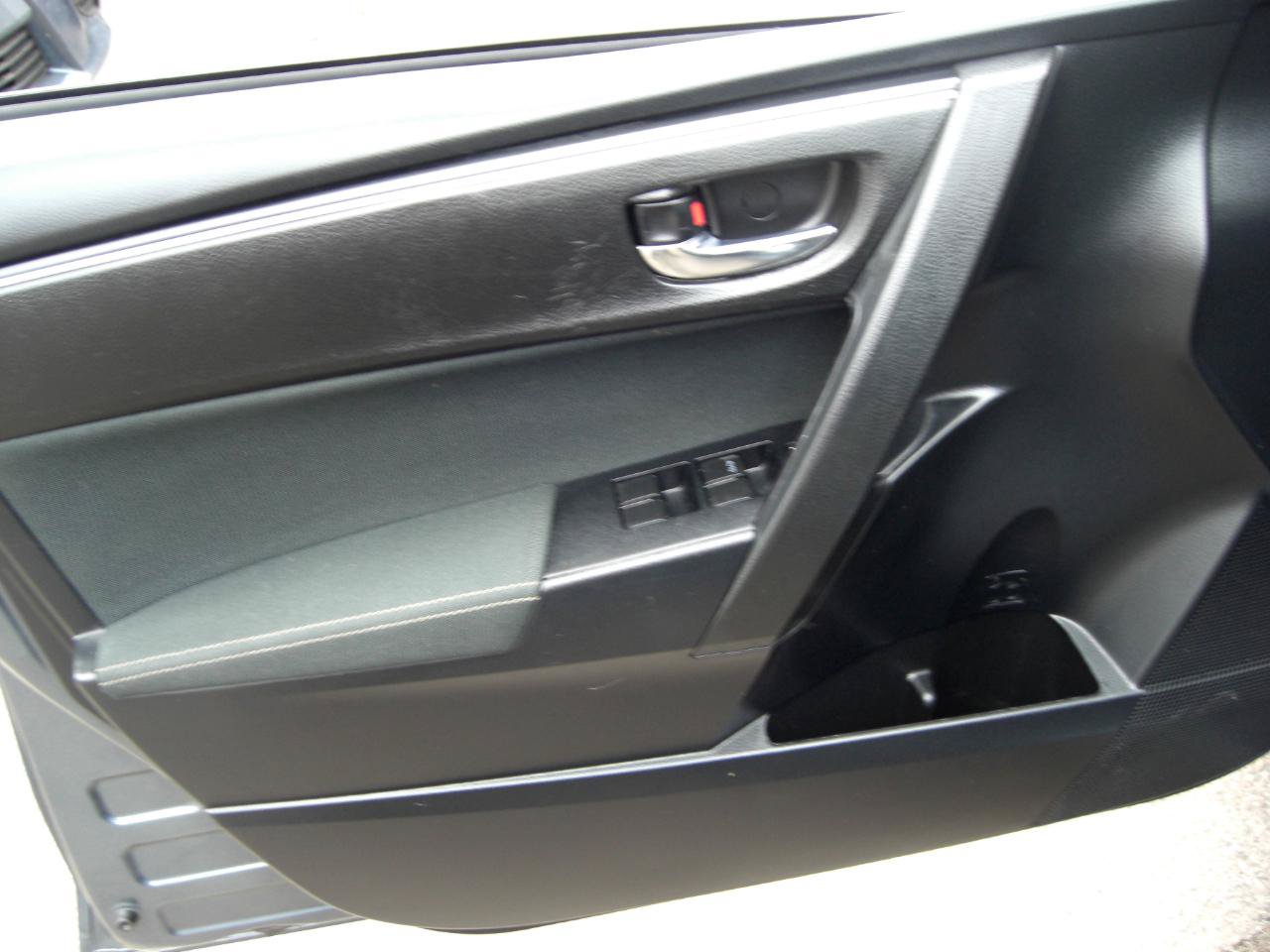 Used 2017 Toyota Corolla LE FWD image 16