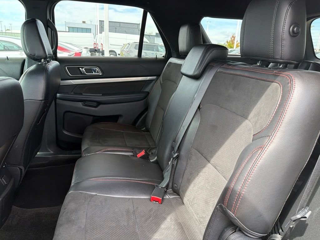 Used 2018 Ford Explorer XLT w/ Equipment Group 202A FWD image 27