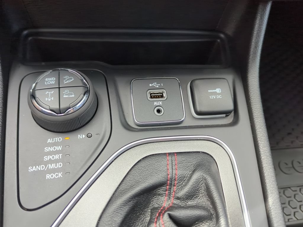 Used 2022 Jeep Cherokee Trailhawk AWD/4WD image 21