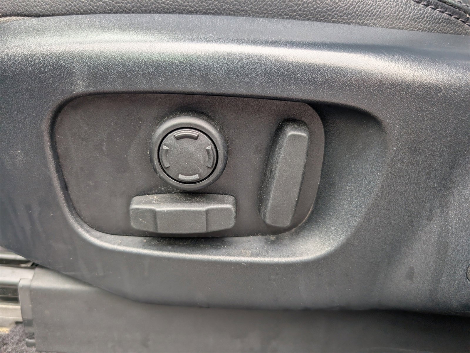 Used 2020 Land Rover Discovery SE image 16