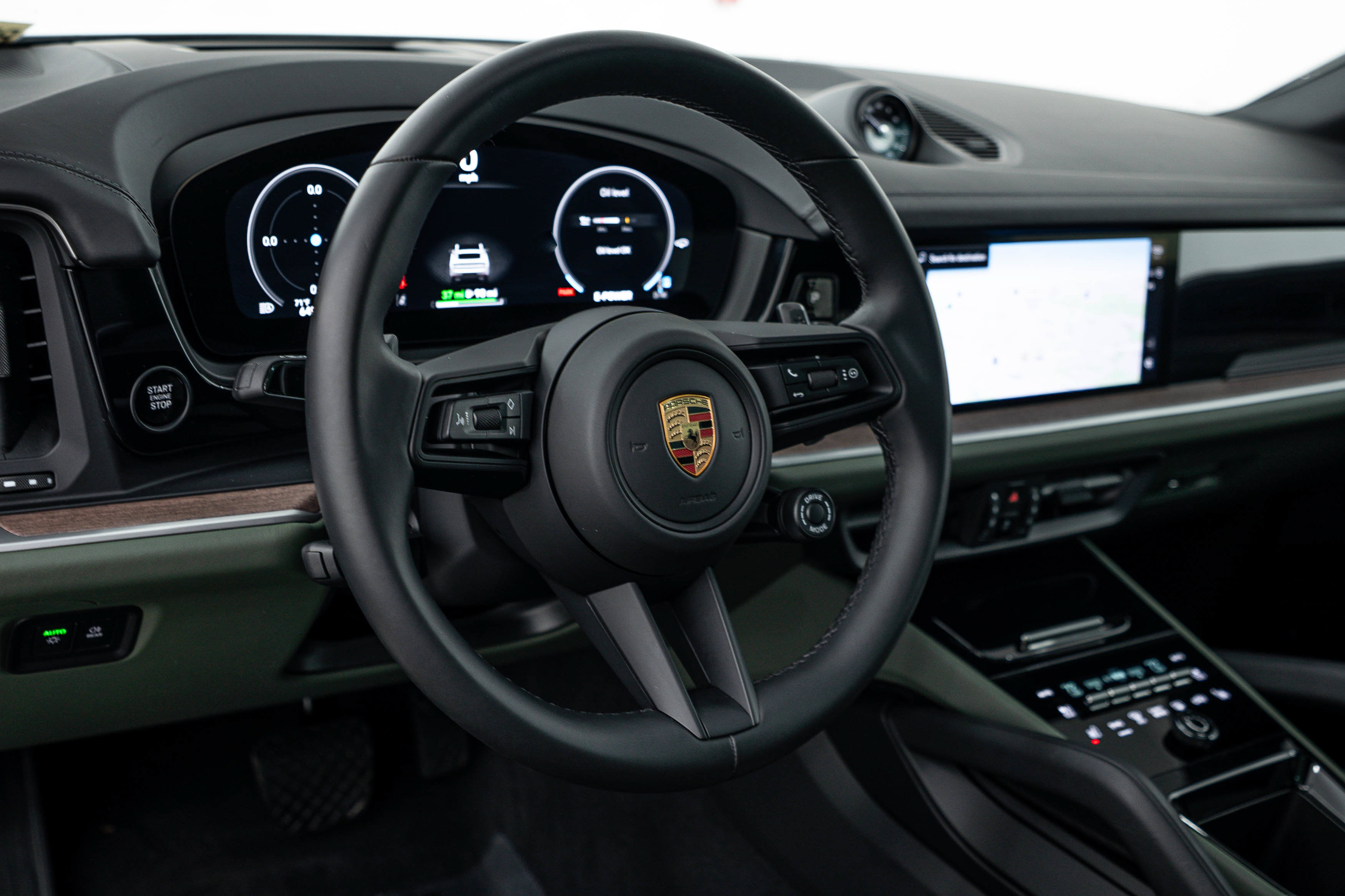 Certified 2025 Porsche Cayenne E-Hybrid Coupe AWD/4WD image 15