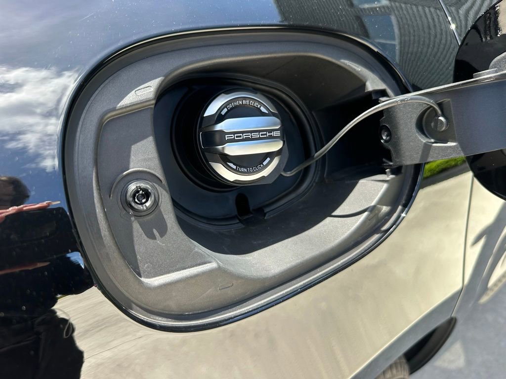 Certified 2023 Porsche Macan AWD/4WD image 41