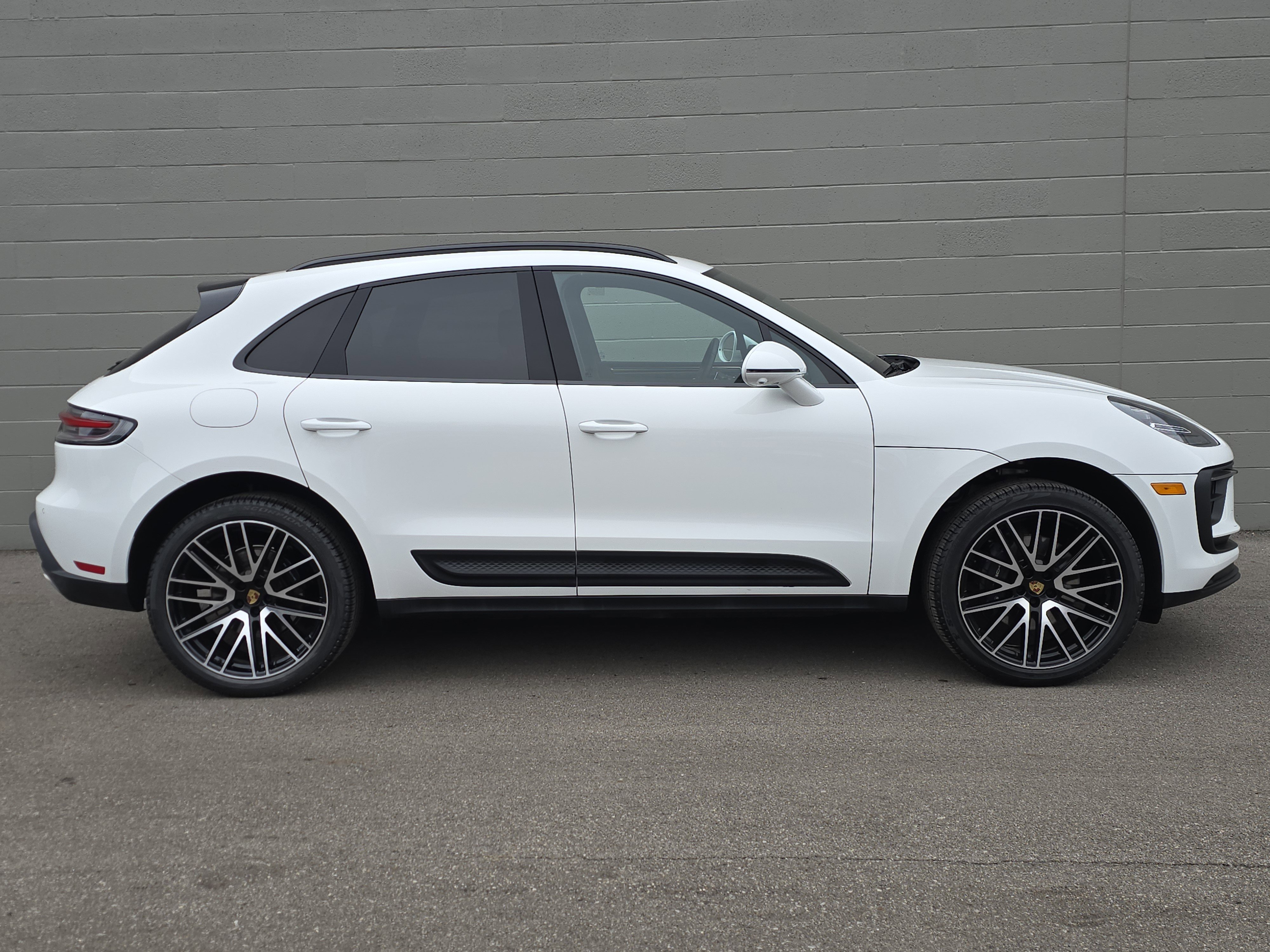 Certified 2025 Porsche Macan AWD/4WD image 10