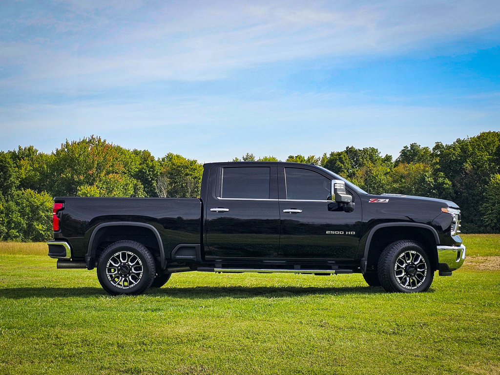 Used 2024 Chevrolet Silverado 2500 LTZ w/ LTZ Convenience Package AWD/4WD image 3