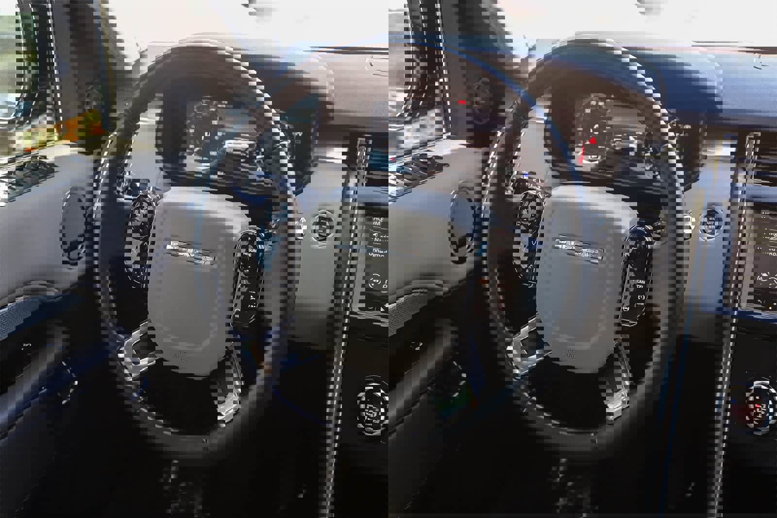 Used 2020 Land Rover Discovery Landmark image 15