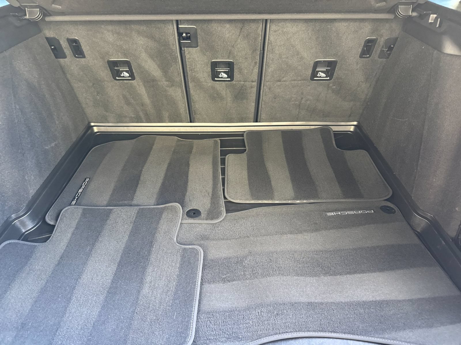Certified 2022 Porsche Macan AWD/4WD image 17