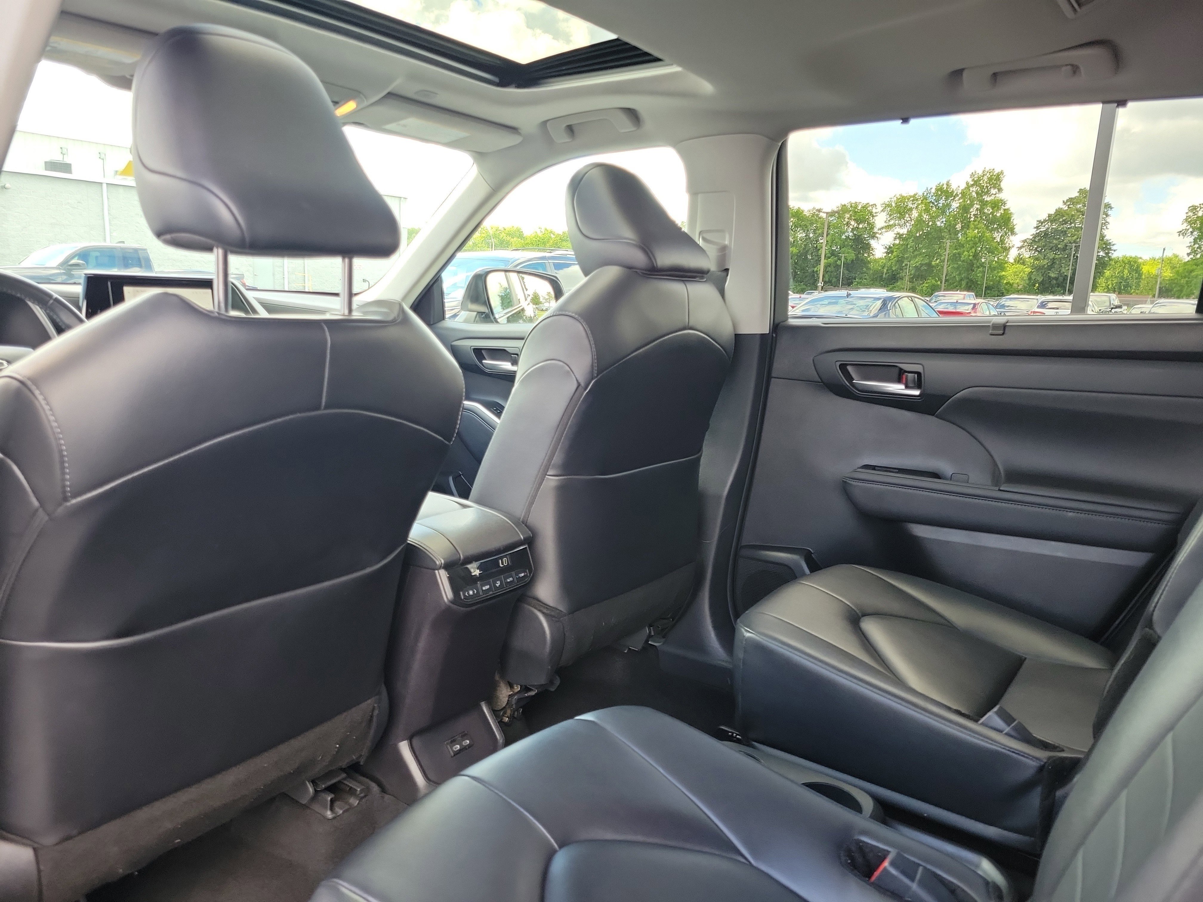 Used 2024 Toyota Highlander XLE FWD image 19