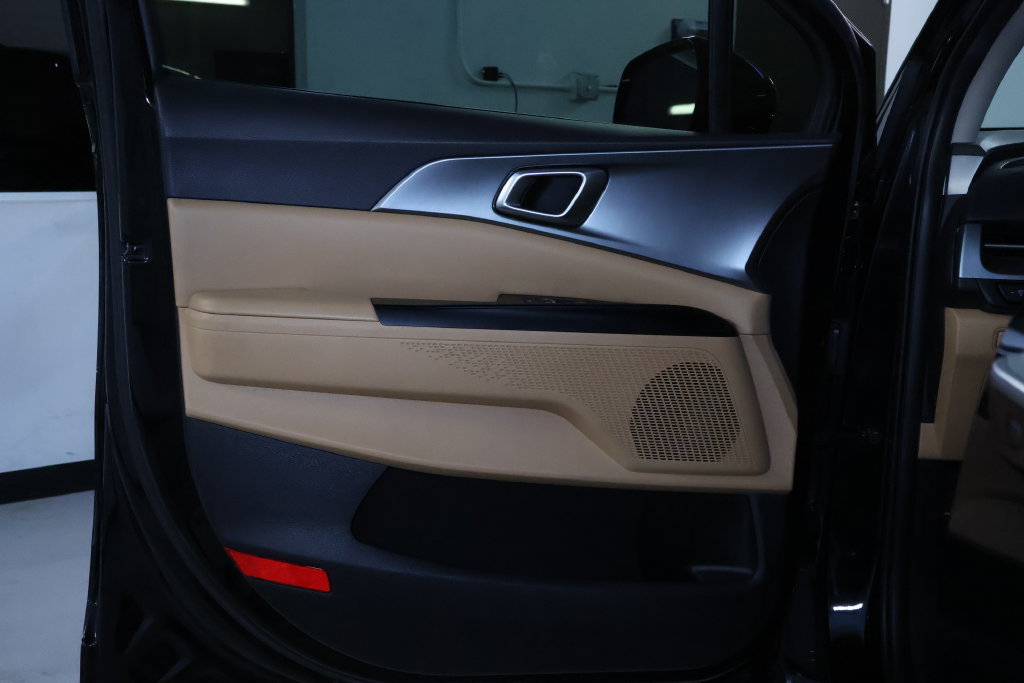 Used 2024 Kia Carnival LX FWD image 11