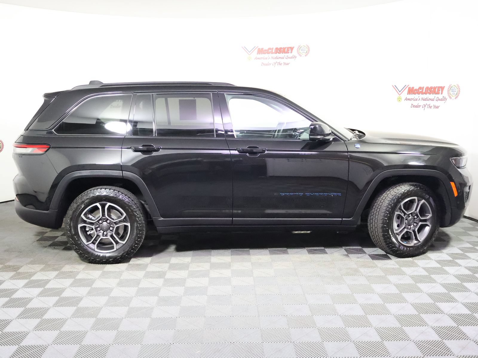 Used 2024 Jeep Grand Cherokee Trailhawk w/ Advanced Protech Group II AWD/4WD image 3