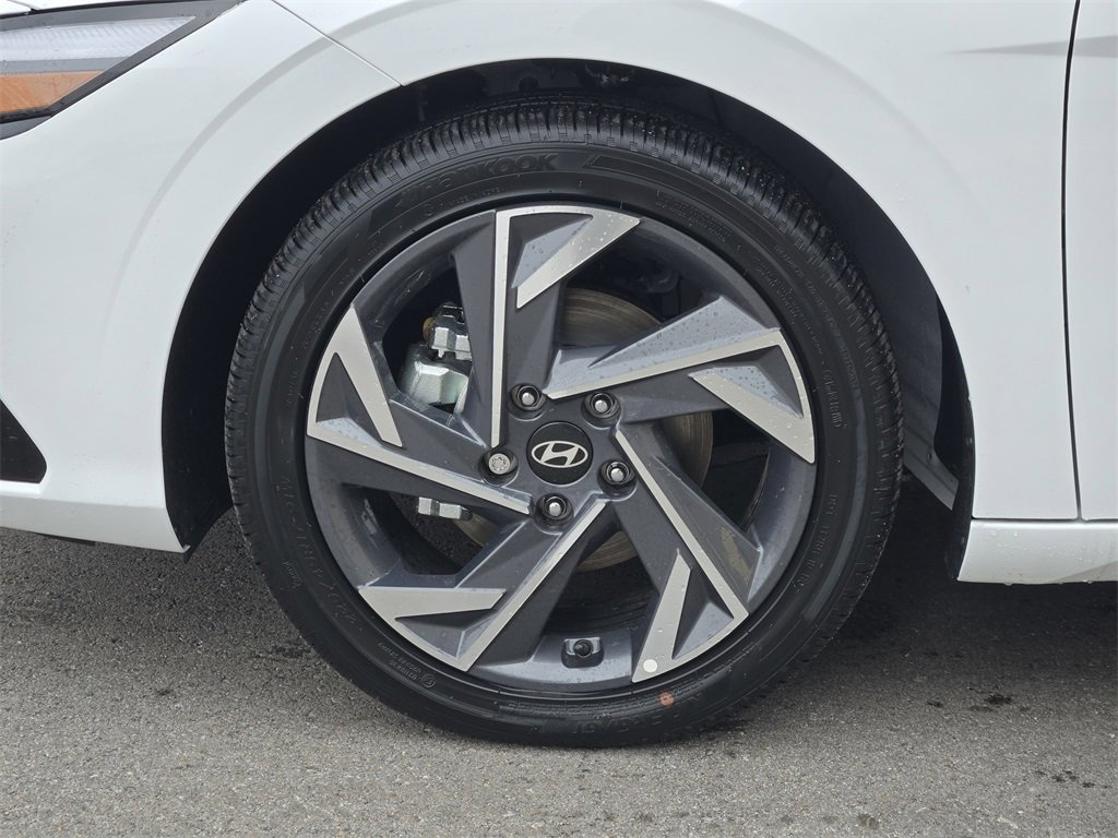 Used 2025 Hyundai Elantra Limited image 9