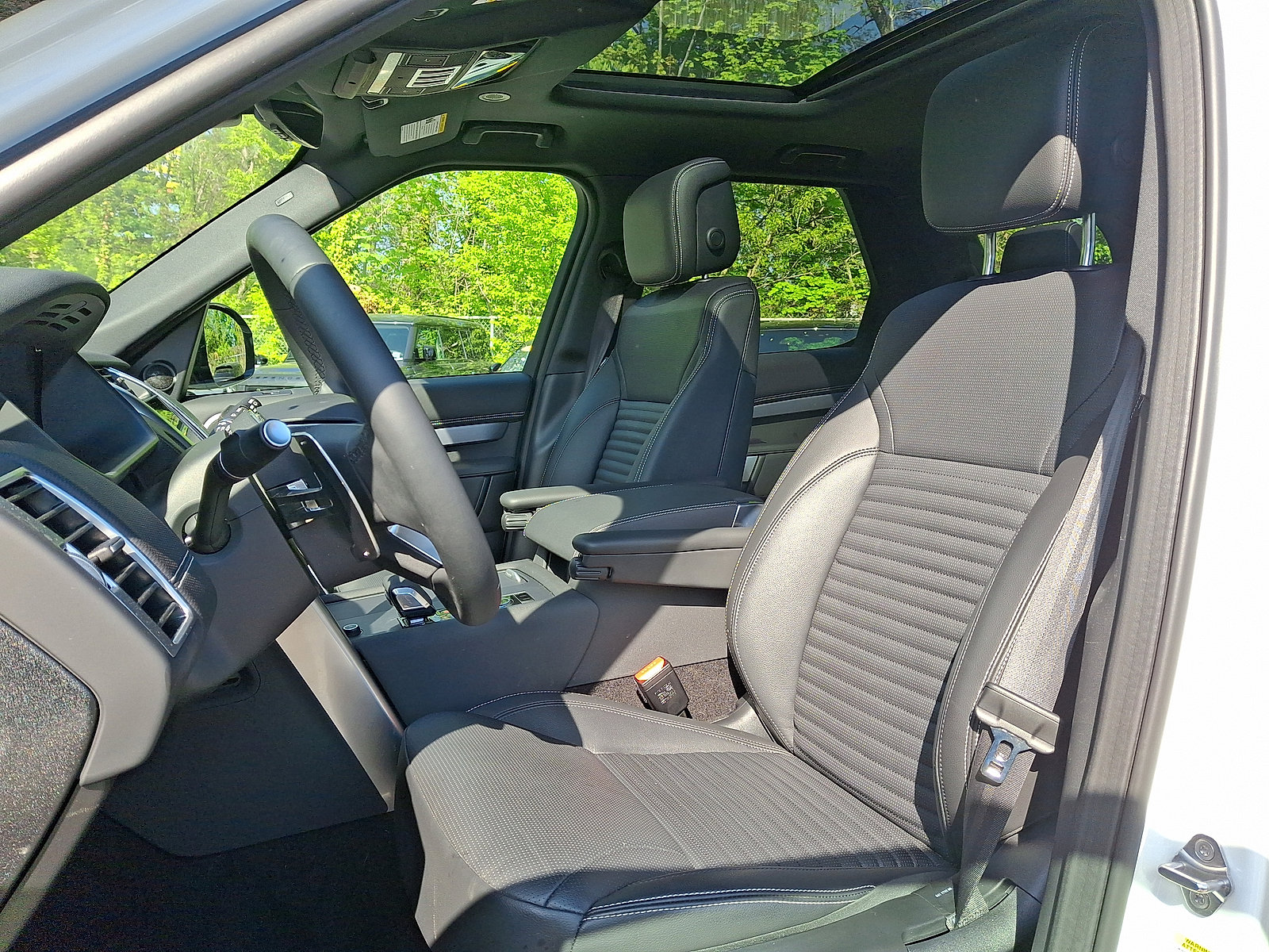Certified 2025 Land Rover Discovery Dynamic SE AWD/4WD image 3