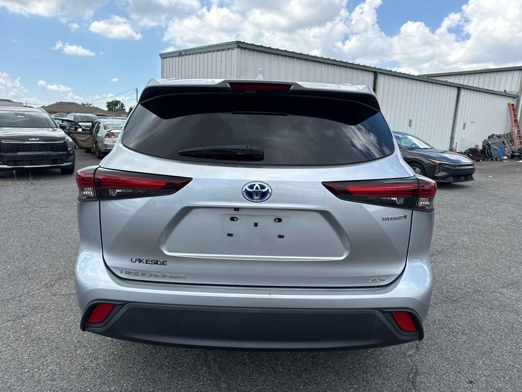 Used 2024 Toyota Highlander XLE FWD image 7