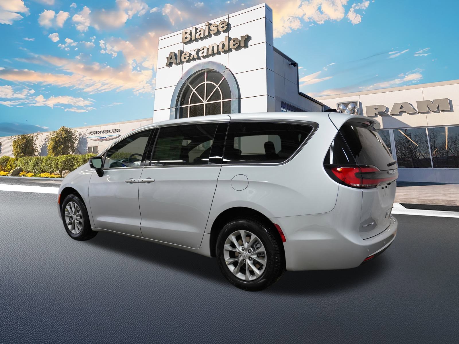 New 2026 Chrysler Pacifica Select image 10