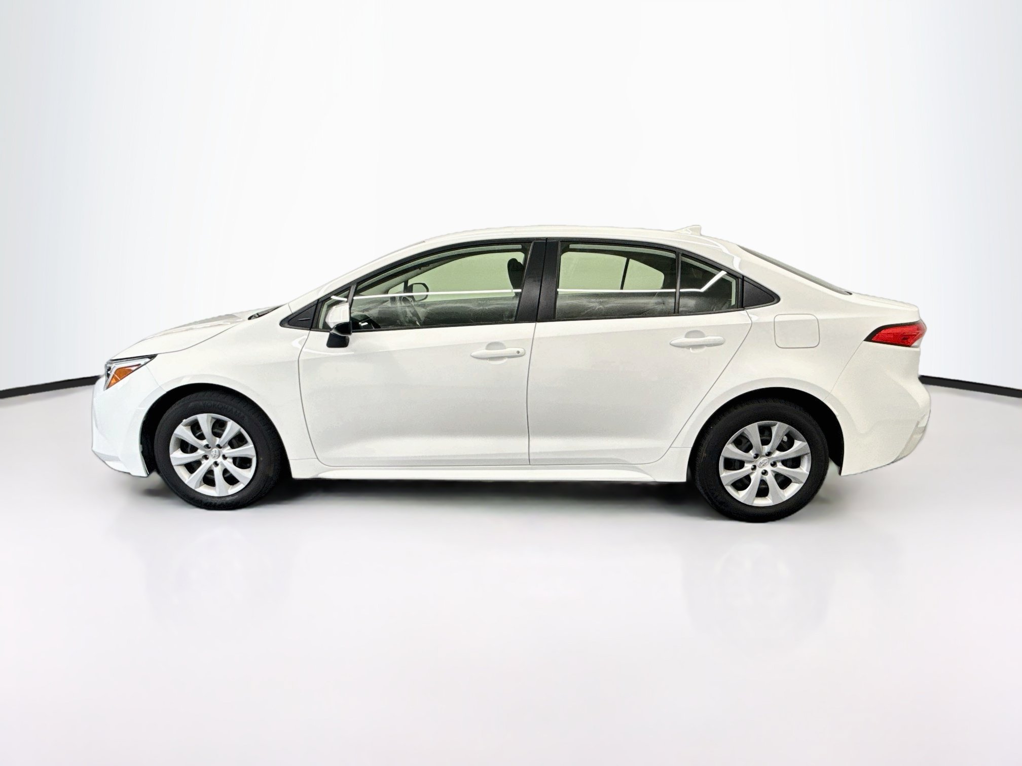 Used 2025 Toyota Corolla LE FWD image 4