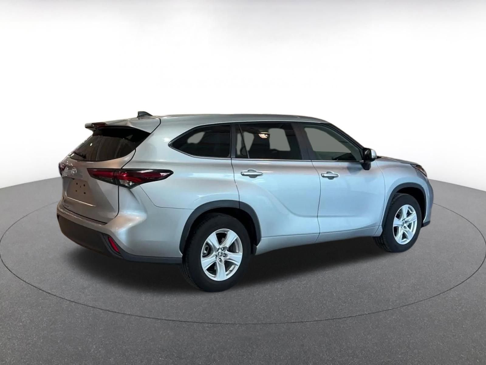 Used 2025 Toyota Highlander LE image 15
