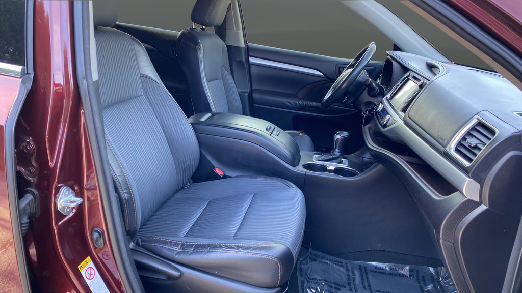 Used 2016 Toyota Highlander Plus AWD/4WD image 25