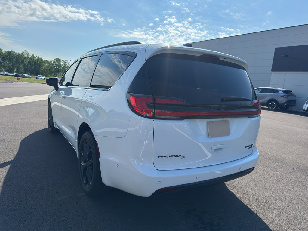 Used 2023 Chrysler Pacifica Limited w/ S Appearance Package AWD/4WD image 8