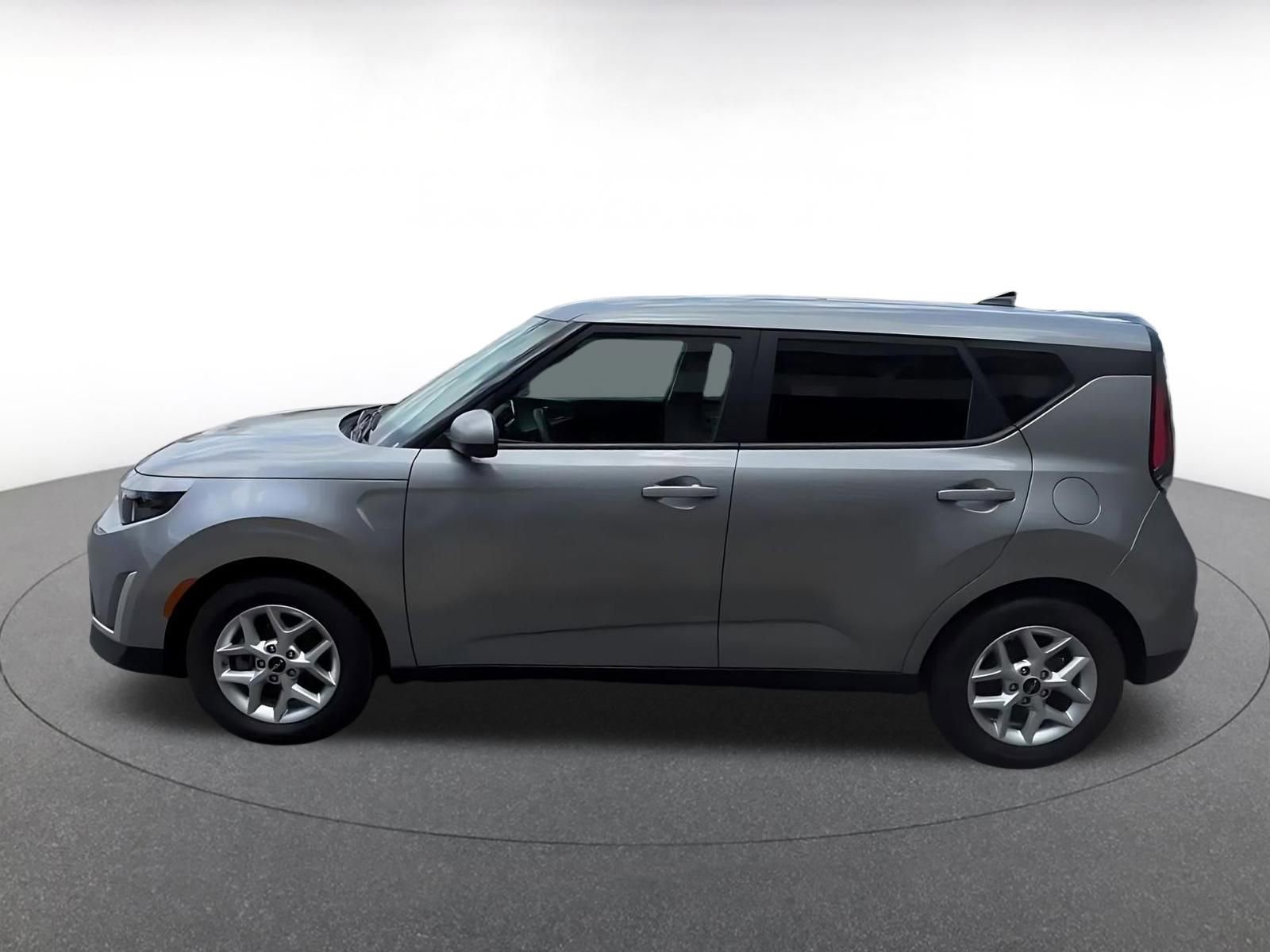 Used 2025 Kia Soul LX w/ LX Technology Package FWD image 8