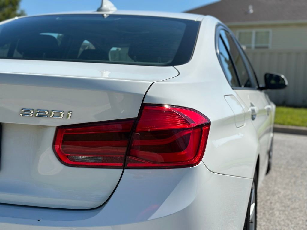 Used 2018 BMW 320i xDrive Sedan w/ Convenience Package AWD/4WD image 12