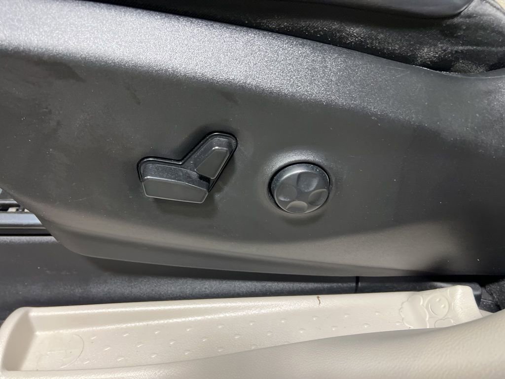 Used 2023 Chrysler Pacifica Touring-L image 21