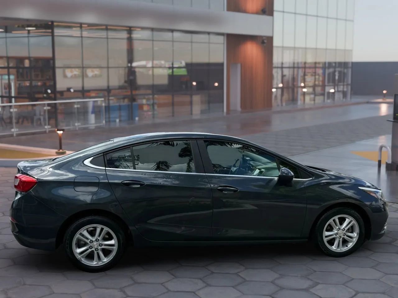 Used 2017 Chevrolet Cruze LT FWD image 7