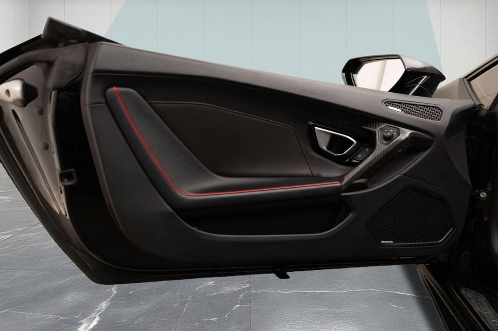 Used 2020 Lamborghini Huracan EVO image 37
