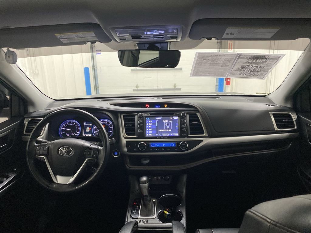 Used 2019 Toyota Highlander XLE FWD image 17