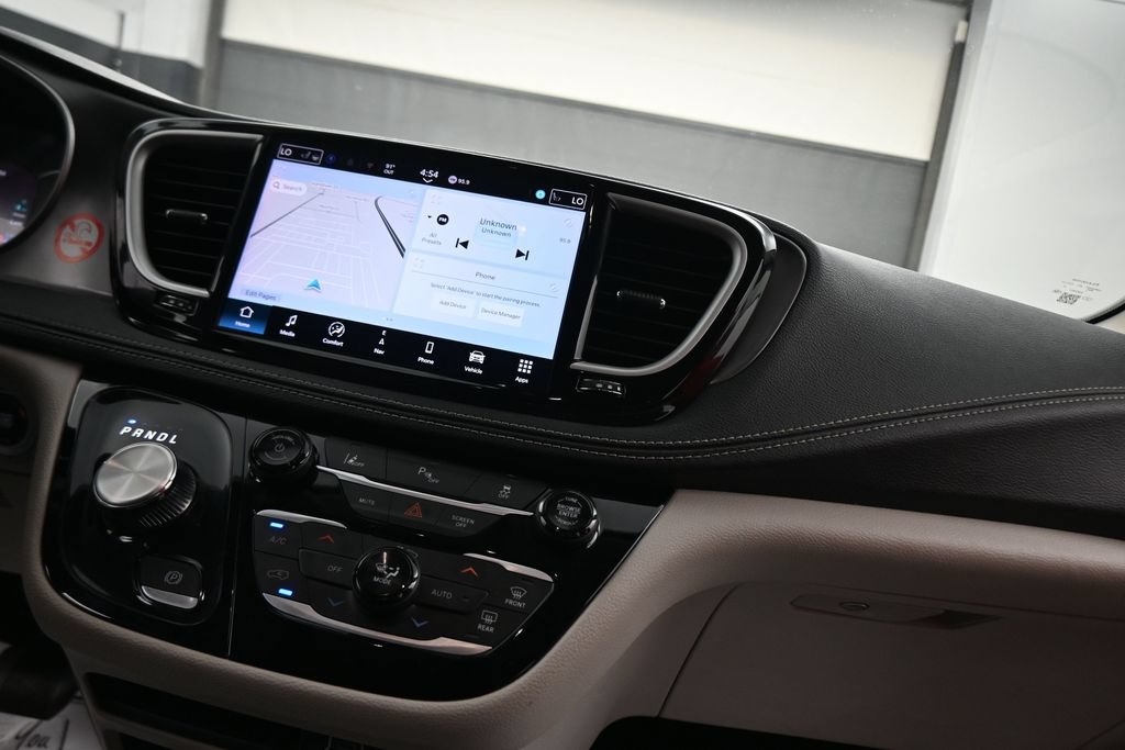 Used 2024 Chrysler Pacifica Limited FWD image 44
