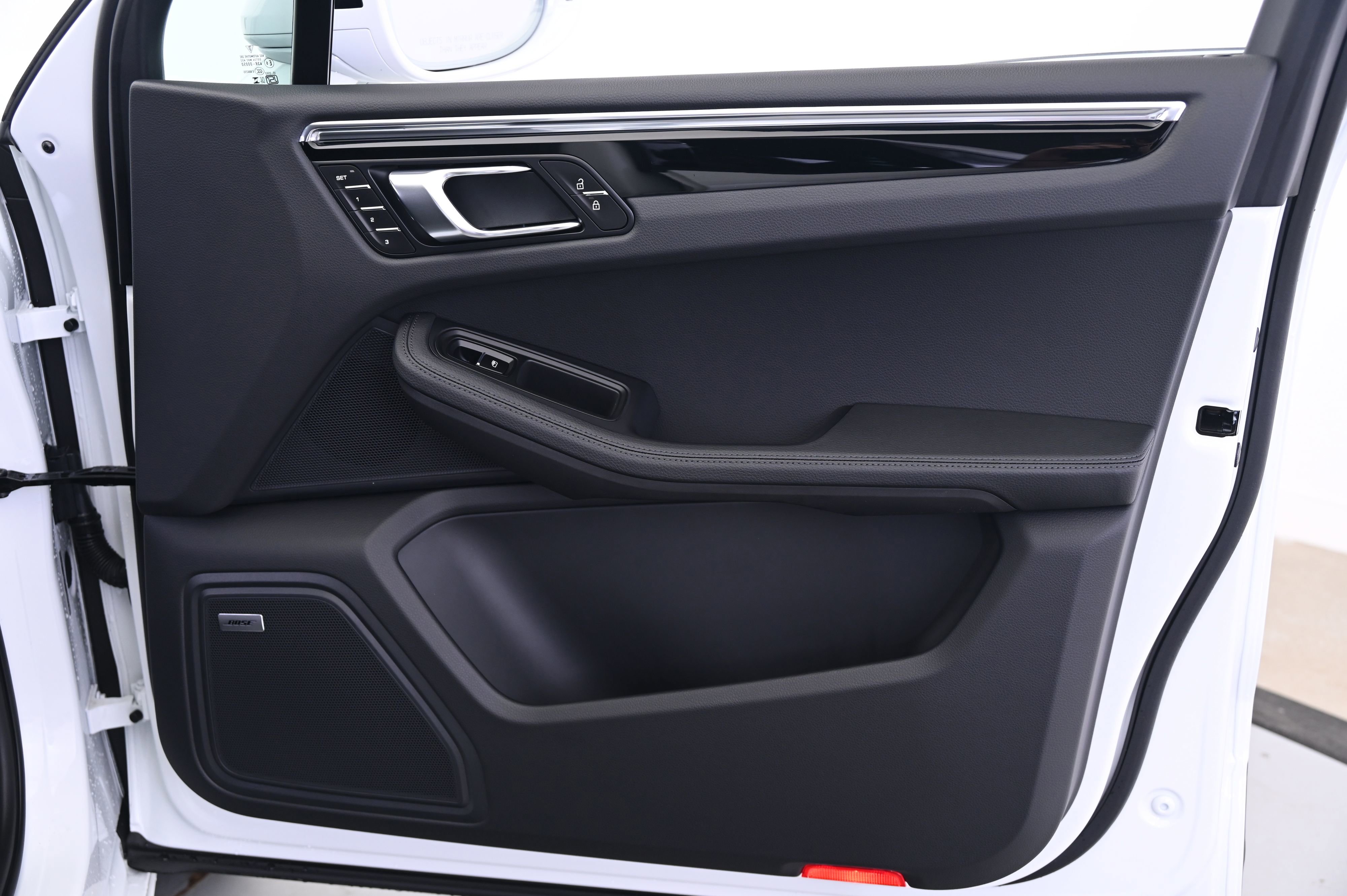 Certified 2025 Porsche Macan image 25