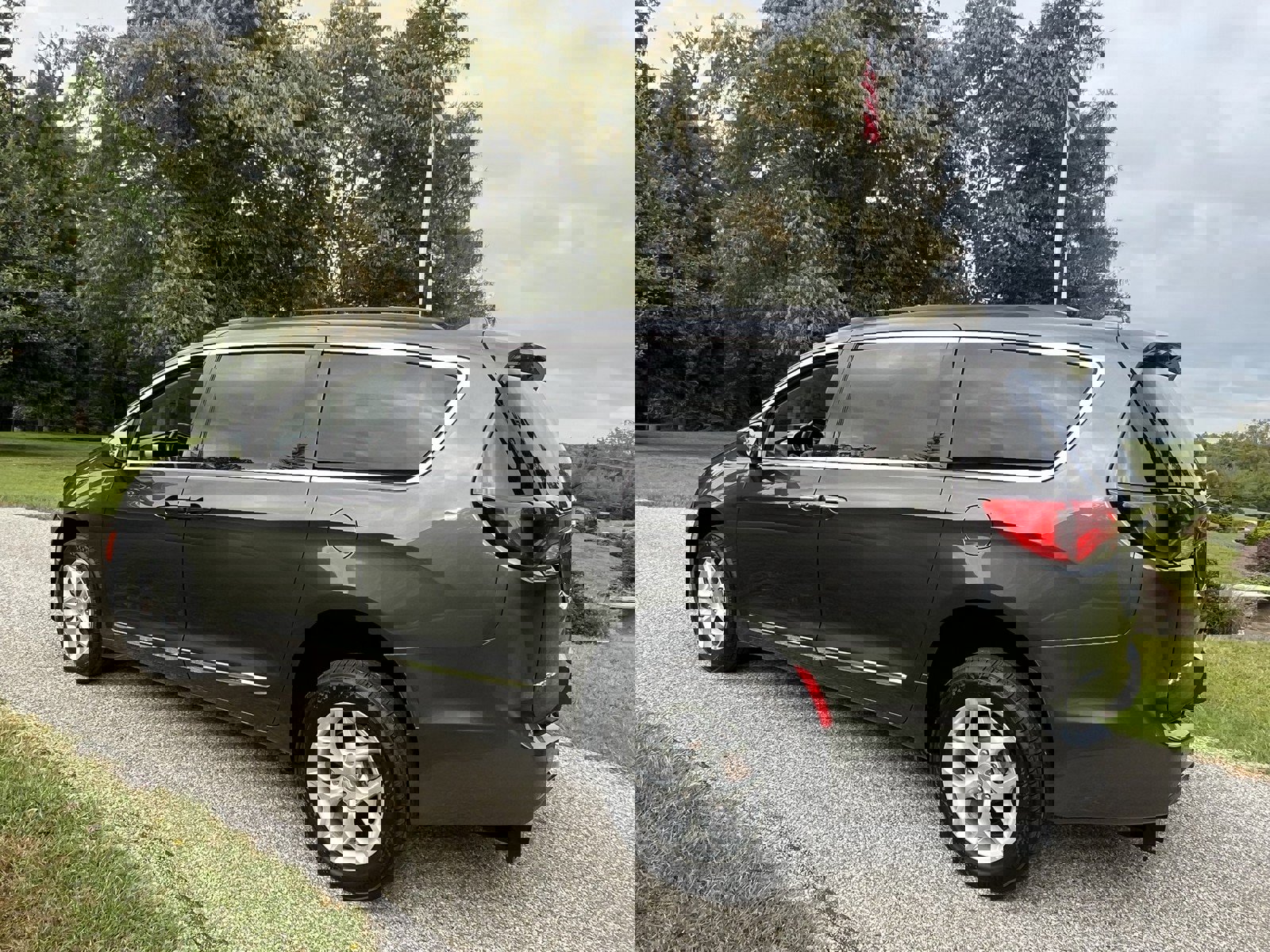 Used 2017 Chrysler Pacifica Touring-L w/ Tire & Wheel Group image 7