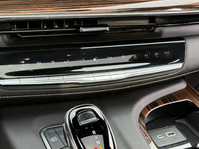 Used 2024 Cadillac Escalade Premium Luxury RWD image 17