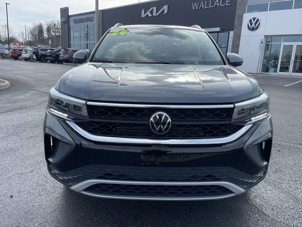 Certified 2024 Volkswagen Taos SE image 2
