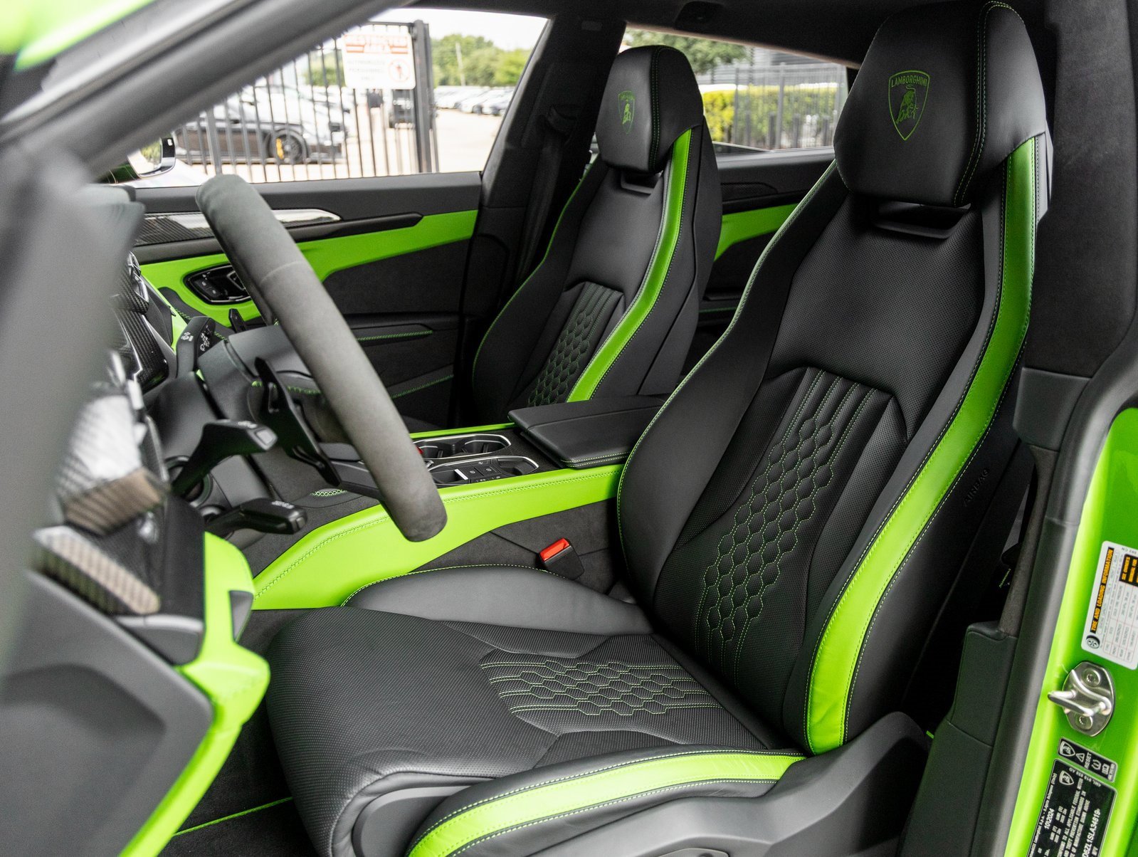 Used 2025 Lamborghini Urus SE image 27