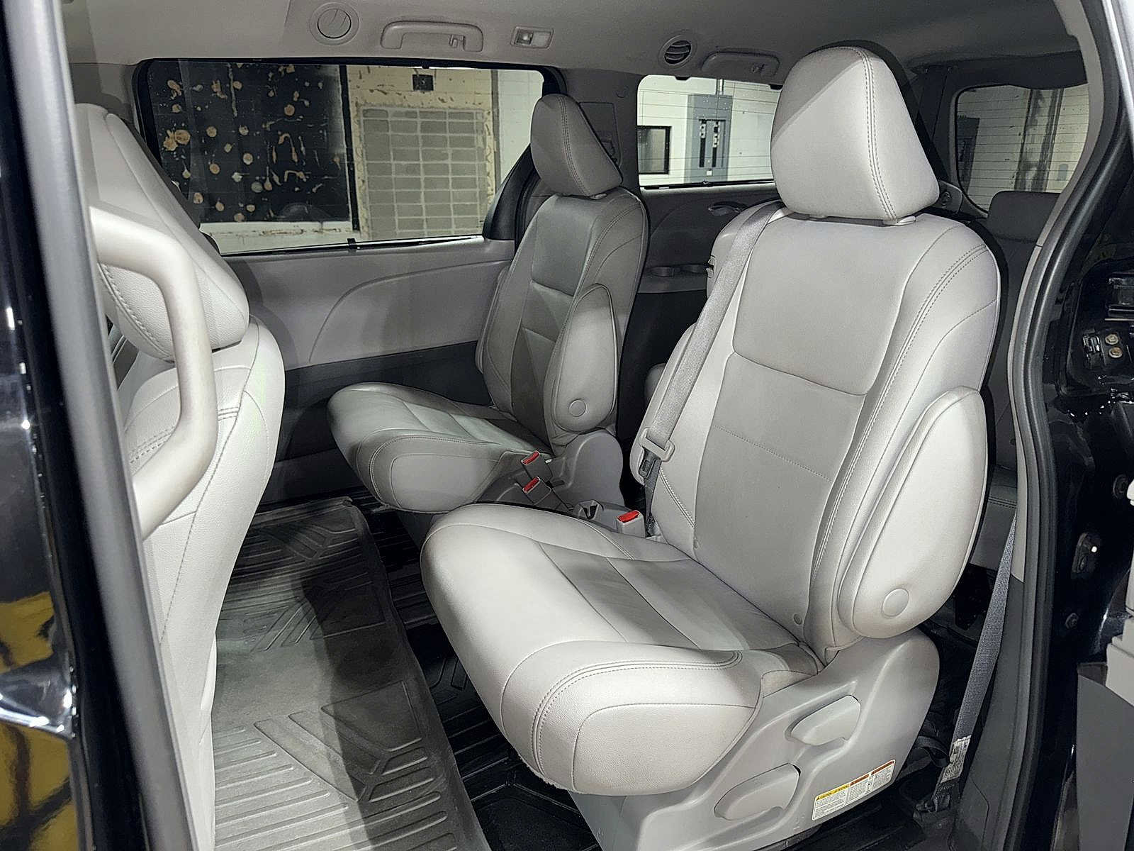 Used 2018 Toyota Sienna XLE w/ XLE Navigation Package image 17