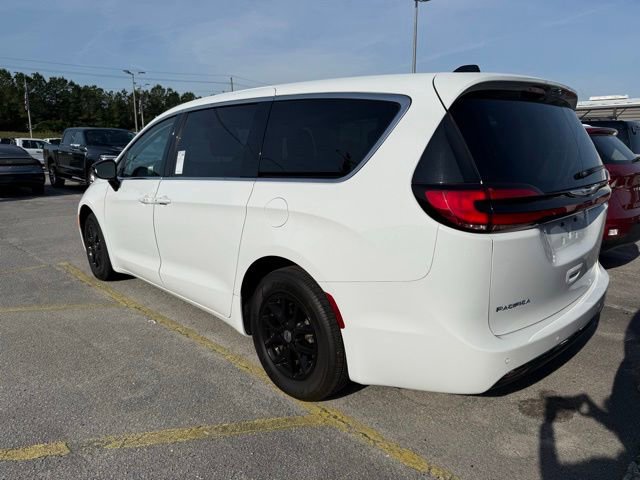 Used 2024 Chrysler Pacifica Touring-L FWD image 4