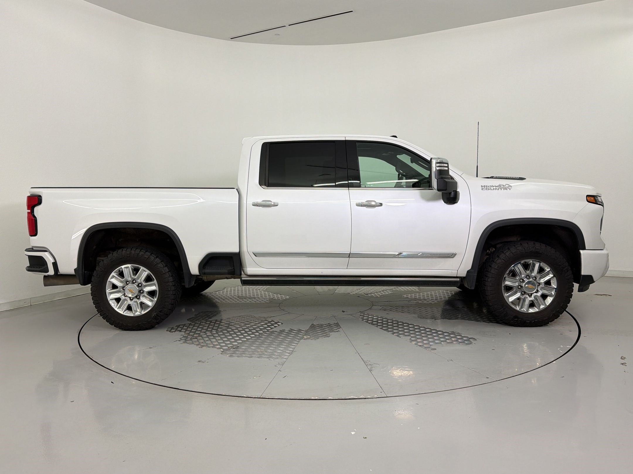Used 2024 Chevrolet Silverado 2500 High Country w/ High Country Premium Package AWD/4WD image 8