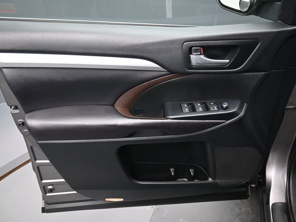 Used 2016 Toyota Highlander XLE image 4