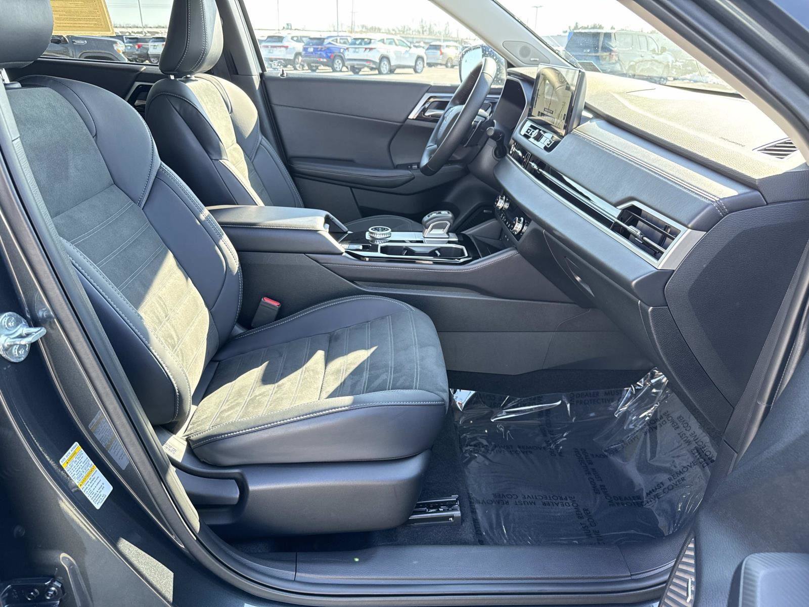 Used 2025 Mitsubishi Outlander SE image 19