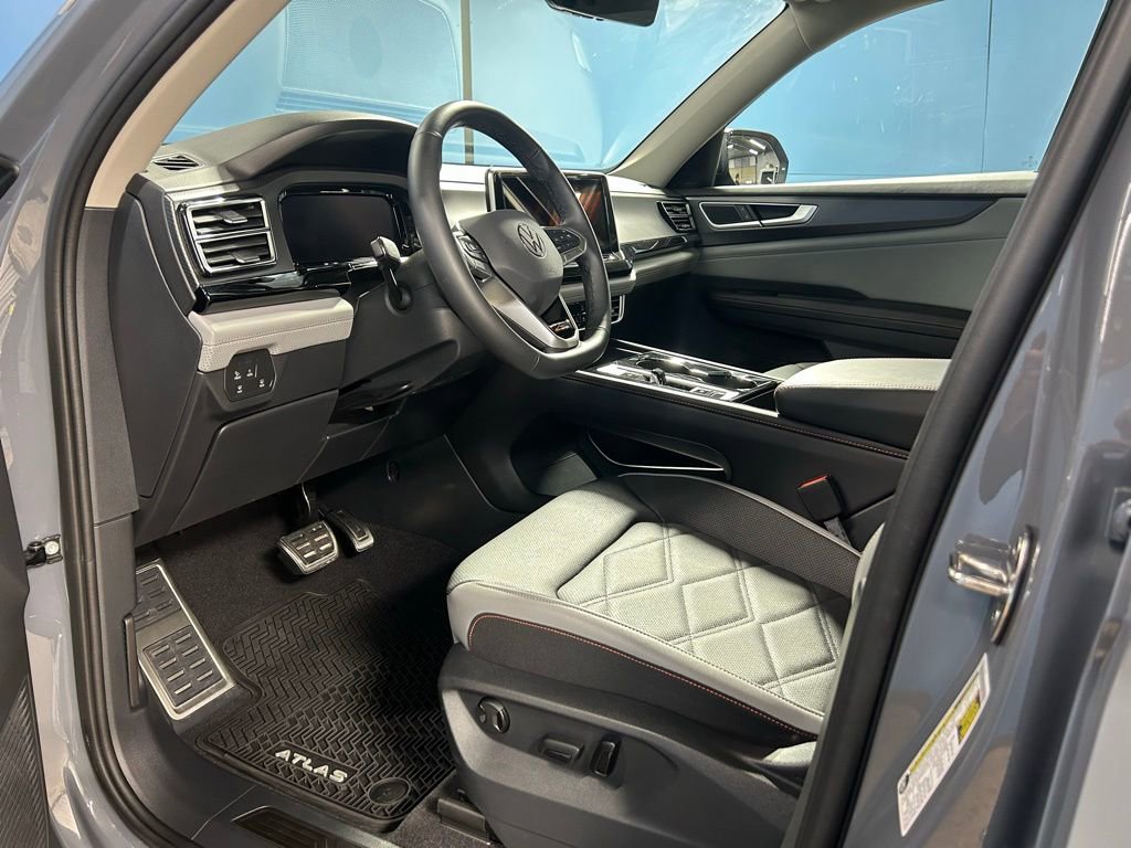 Used 2024 Volkswagen Atlas Peak Edition SE image 13