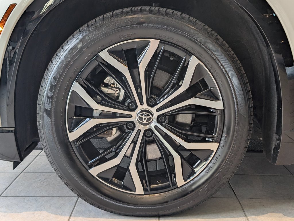 Certified 2025 Toyota Crown Signia AWD/4WD image 29