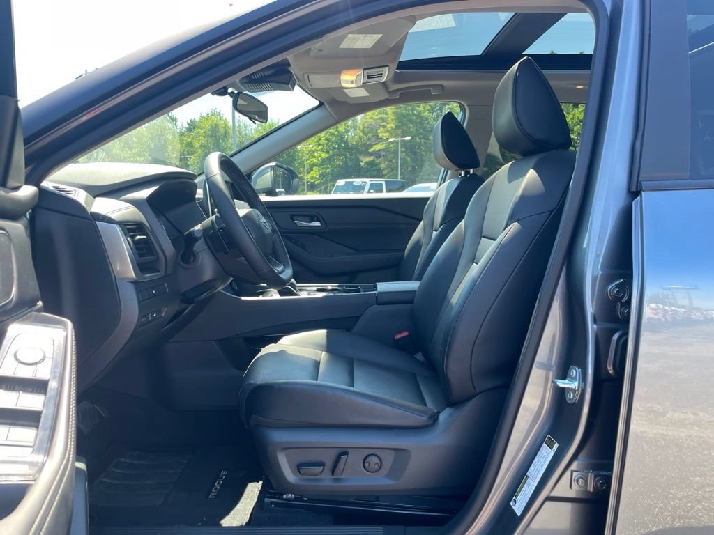Used 2025 Nissan Rogue SV w/ SV Premium Package AWD/4WD image 27