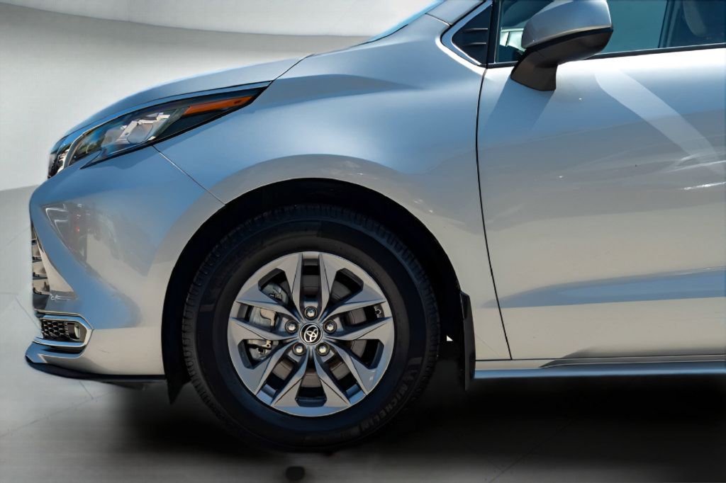 Used 2022 Toyota Sienna XLE FWD image 13