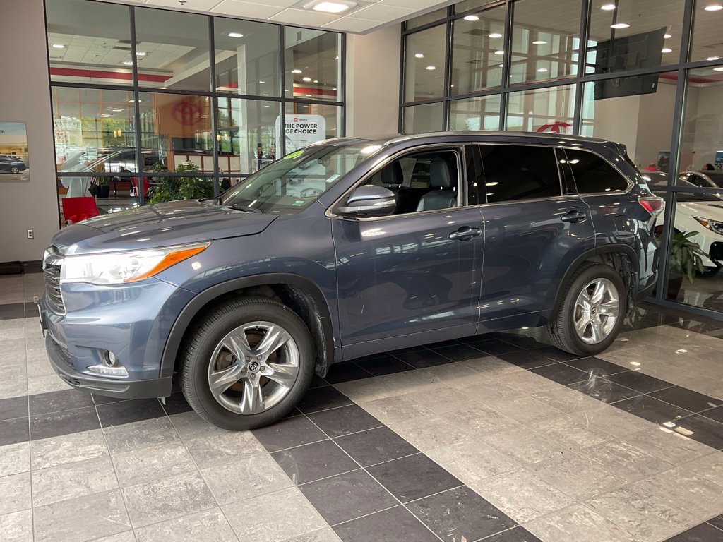 Used 2016 Toyota Highlander Limited w/ Driver Technology Package AWD/4WD image 3