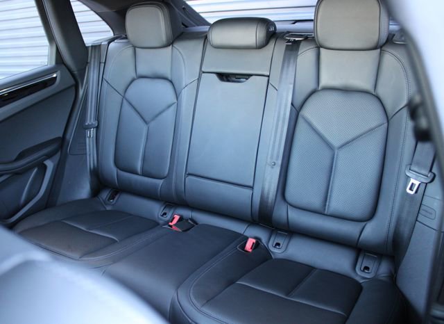 Certified 2025 Porsche Macan image 33