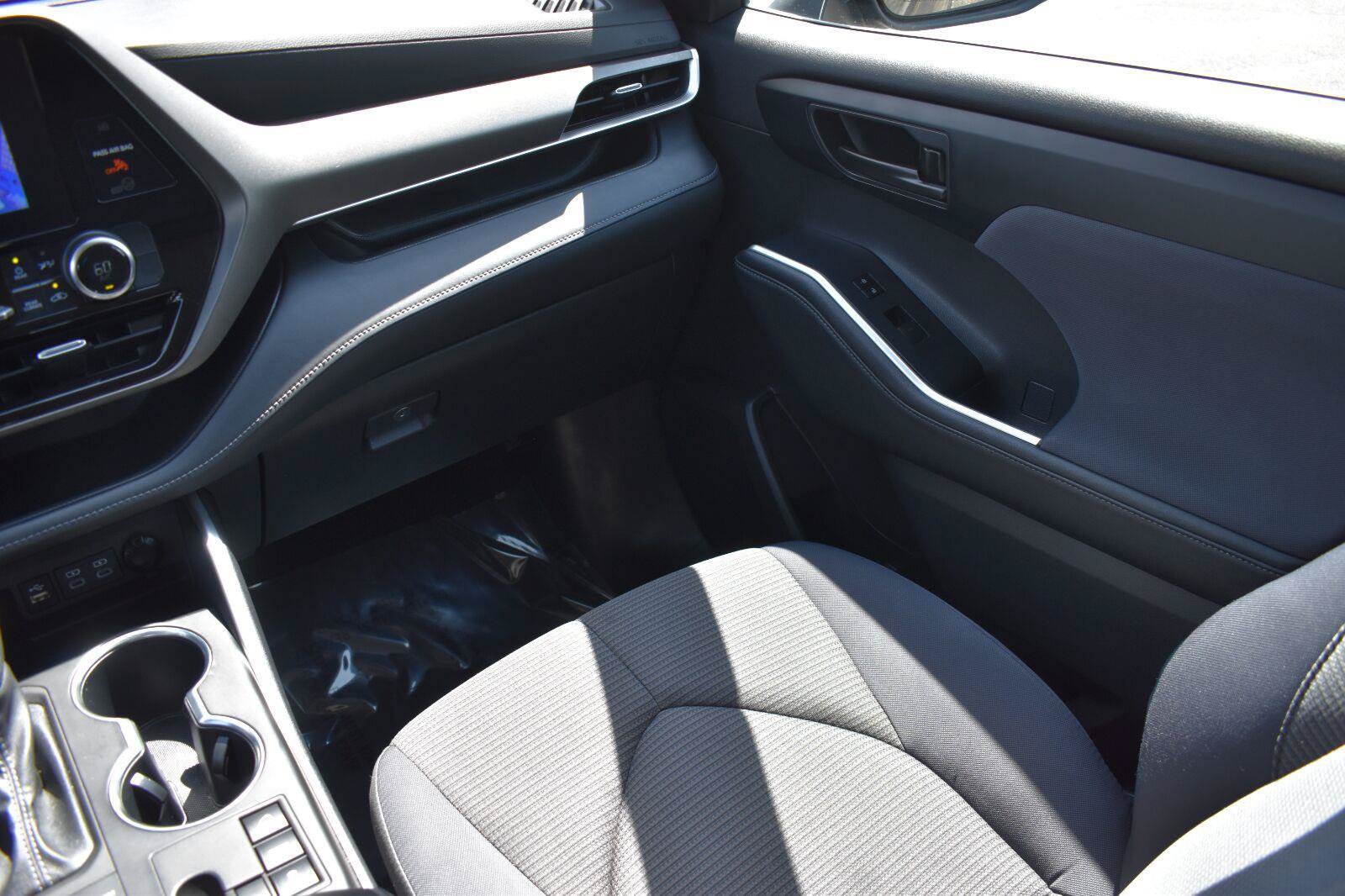 Used 2024 Toyota Highlander LE AWD/4WD image 20