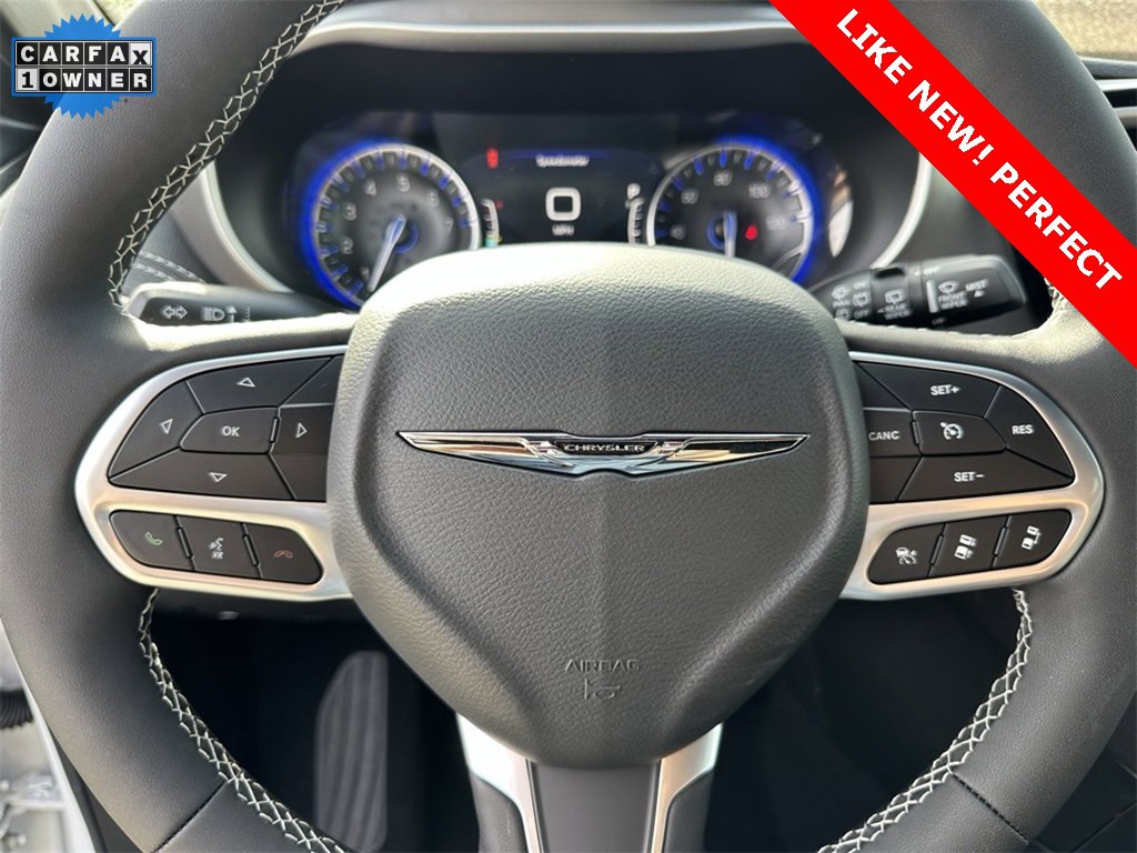 Used 2025 Chrysler Pacifica Select image 19