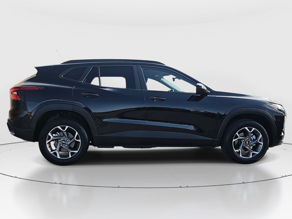 Used 2025 Chevrolet Trax LT w/ LT Convenience Package image 4