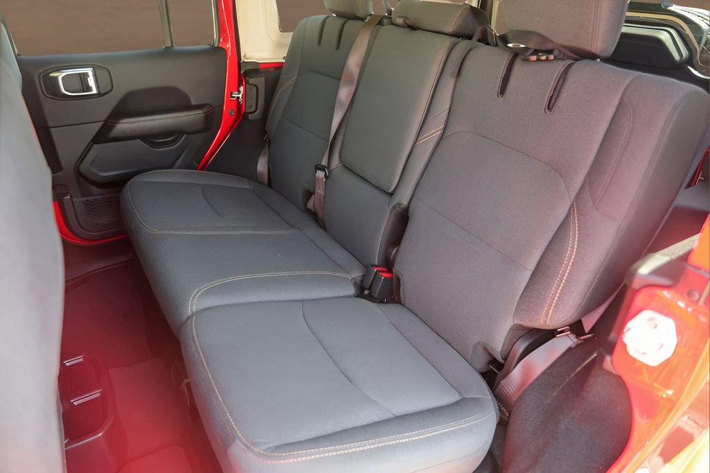 Used 2025 Jeep Wrangler Unlimited Sahara image 23